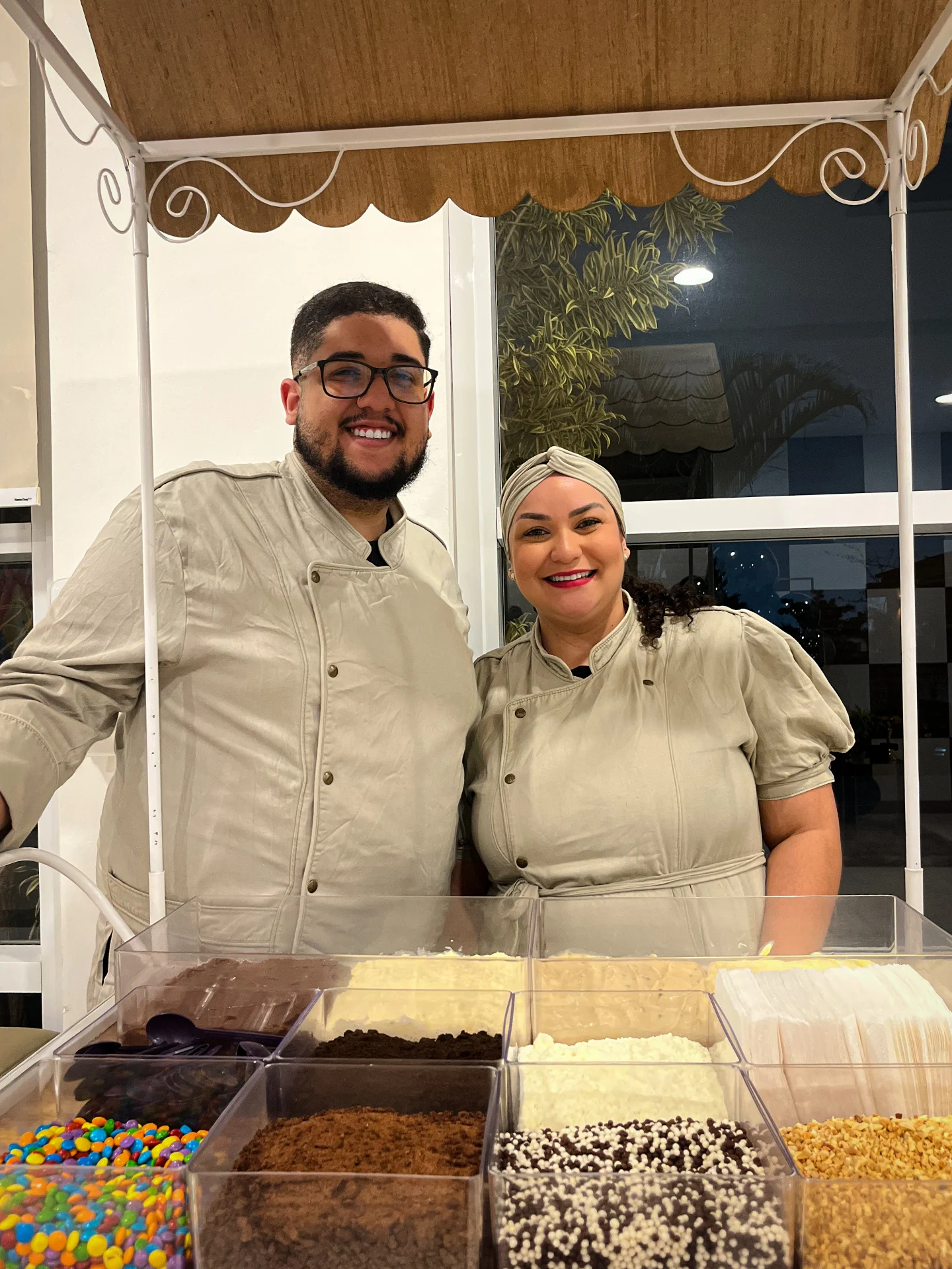 Amanda e Tiago no Carrinho de Cones Trufados da Cakes Maná