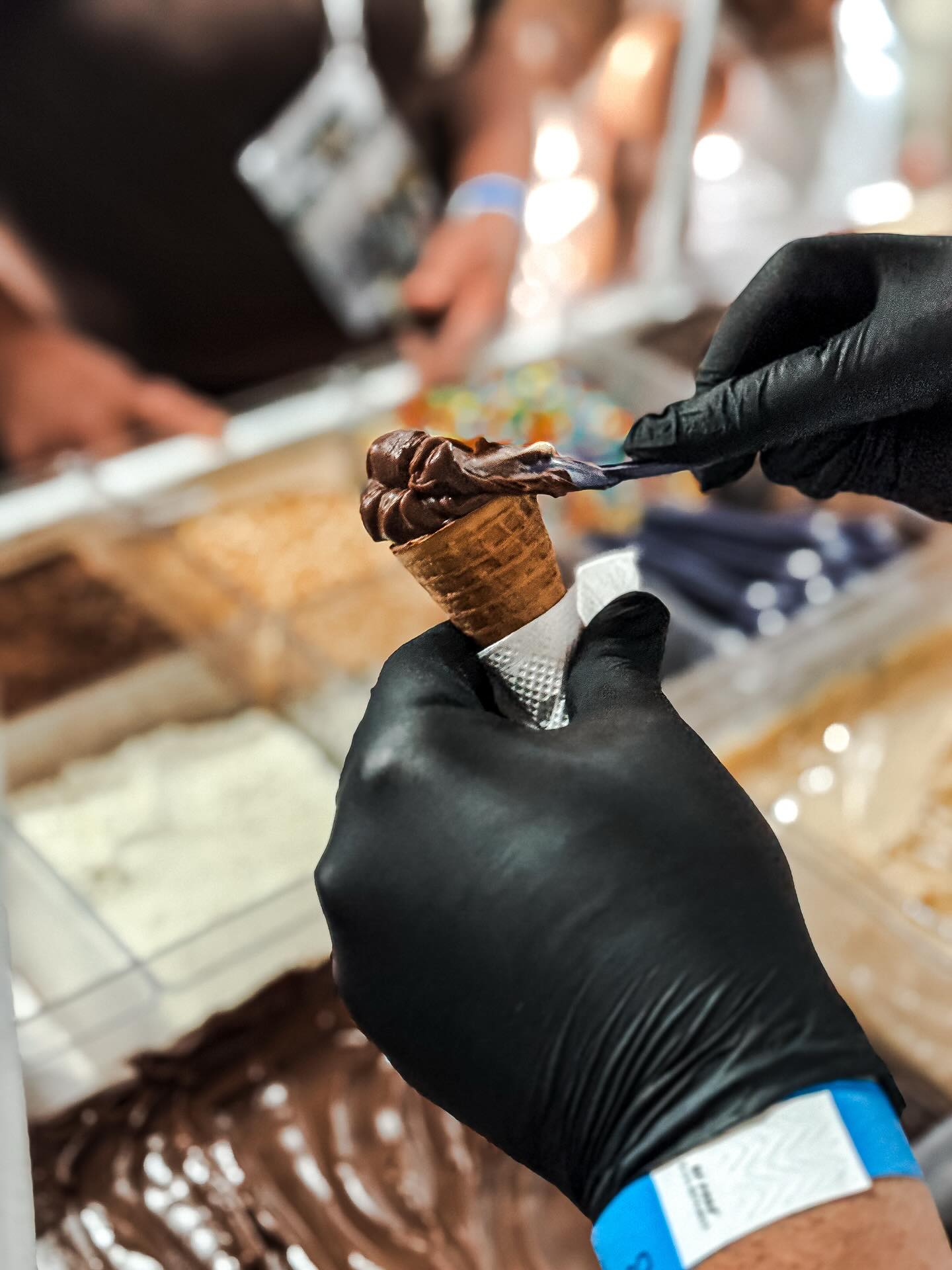 Cone sendo recheado com brigadeiro artesanal no carrinho